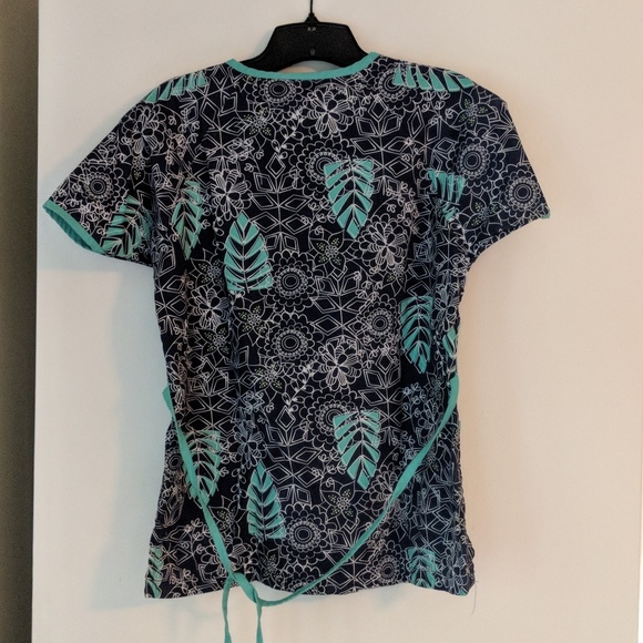 Navy Leaf Print Scrub Top - Picture 5 of 5